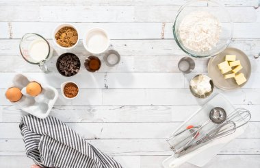 Düz yatıyordu. Çikolatalı ahududu keki yapmak için gerekli malzemeler..