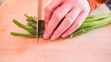 Un tortilla içinde taze sebze, yumurta ve pastırma ile kahvaltıda burrito pişirmek..