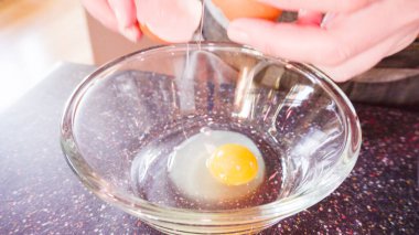 Un tortilla içinde taze sebze, yumurta ve pastırma ile kahvaltıda burrito pişirmek..