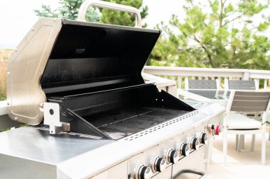 Lüks bir tek aile evinin arka avlusunda altı ocaklı ızgara..