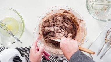 Adım adım. Düz yatıyordu. Çikolatalı kurabiye pişirmek için karışımı bir bardakta karıştırıyorum..