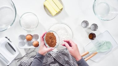 Adım adım. Düz yatıyordu. Çikolatalı kurabiye pişirmek için karışımı bir bardakta karıştırıyorum..