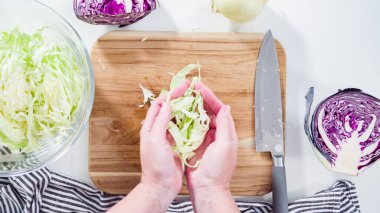 Düz yatıyordu. Adım adım. Ağaç kesme tahtasıyla organik lahana doğruyorum..