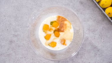 Düz yatıyordu. Adım adım. Limonlu kek hazırlamak için karıştırma kabının içindeki malzemeleri karıştırıyorum..