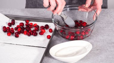 Adım adım. Yaban mersinlerini organik yaban mersinleri ve beyaz şekerle hazırlıyorum..