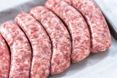 Çiğ bira sosisleri küçük bir tepside..