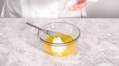 Adım adım. Fünyeli kek pişirmek için karıştırma kabındaki malzemeleri karıştırıyorum..