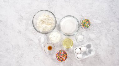 Düz yatıyordu. Adım adım. Fünyeli kek pişirmek için cam karıştırma kabındaki malzemeler..