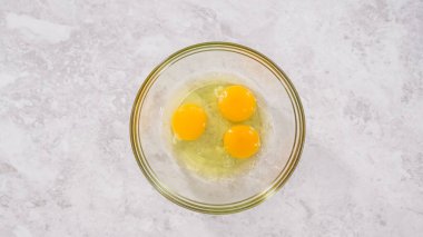 Düz yatıyordu. Adım adım. Fünyeli kek pişirmek için karıştırma kabındaki malzemeleri karıştırıyorum..