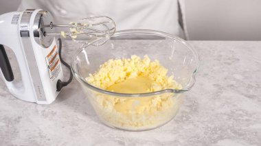 Adım adım. Fünyeli kek pişirmek için karıştırma kabındaki malzemeleri karıştırıyorum..