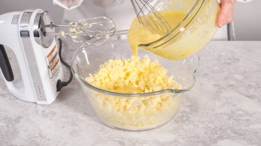 Adım adım. Fünyeli kek pişirmek için karıştırma kabındaki malzemeleri karıştırıyorum..