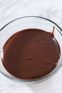 Bardakta çikolatalı ganache hazırlıyorum..