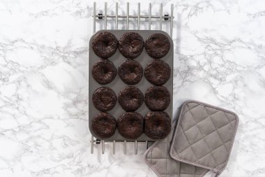 Düz yatıyordu. Taze pişmiş çikolatalı kekleri metal bir kap kekte soğutuyorum..