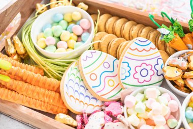 Paskalya şekerleri, kurabiyeler ve şekerlemelerle şarküteri kurulumu.
