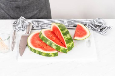 Şili limonlu karpuz patlatmak için olgun kırmızı karpuz dilimliyorum..