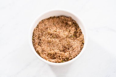 Meksika karpuzu için kırmızı limon tuzu hazırlamak için küçük bir bardakta karıştırma malzemesi..