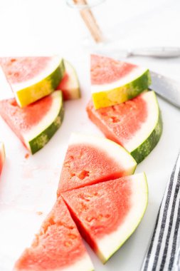 Şili limonlu karpuz patlatmak için olgun kırmızı karpuz dilimliyorum..