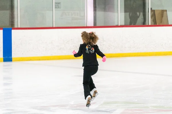 Menina Praticando Patinação Artística Move Pista Gelo Interior — Fotografia de Stock