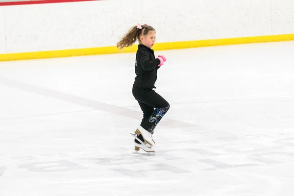 Menina Praticando Patinação Artística Move Pista Gelo Interior — Fotografia de Stock