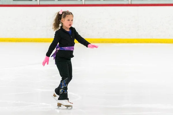 Kleines Mädchen Übt Eiskunstlauf Auf Der Eishalle — Stockfoto