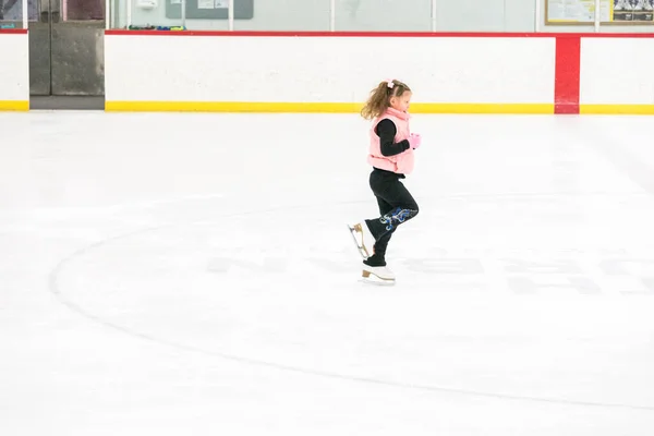 Ragazzina Pratica Pattinaggio Artistico Muove Sulla Pista Pattinaggio Coperta — Foto Stock