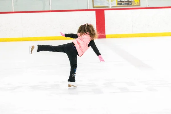 Ragazzina Pratica Pattinaggio Artistico Muove Sulla Pista Pattinaggio Coperta — Foto Stock