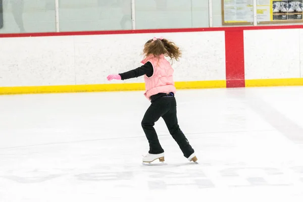 Menina Praticando Patinação Artística Move Pista Gelo Interior — Fotografia de Stock
