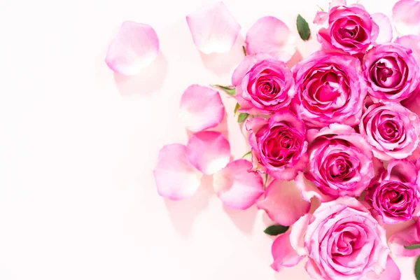 Flat Lay Pink Roses Rose Petals Pink Background — Stock Photo, Image