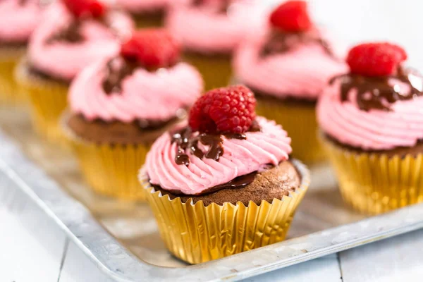 Gourmet Chocolate Raspberry Cupcakes Drizzled Chocolate Ganache Topped Fresh Raspberry — Stock Photo, Image