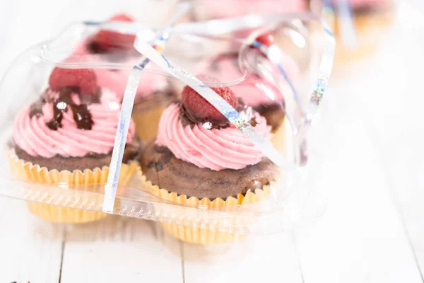 Verpackung Von Gourmet Schokolade Himbeer Cupcakes Transparente Kunststoffboxen — Stockfoto