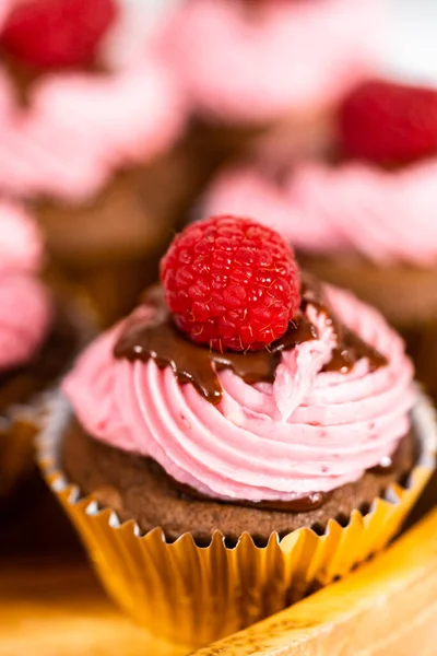 Cupcakes Gourmands Framboise Chocolat Arrosés Ganache Chocolat Garnis Une Framboise — Photo