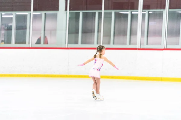 Klein Meisje Oefenen Kunstschaatsen Een Indoor Schaatsbaan — Stockfoto