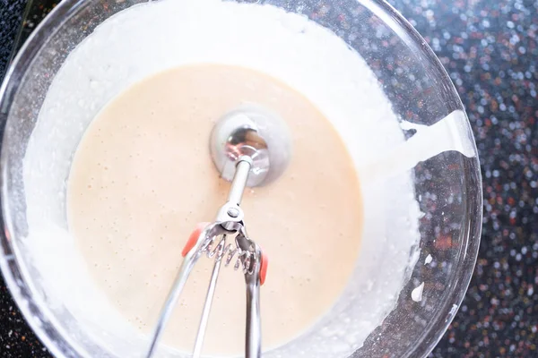 Pancakes Pastella Una Base Kefir Una Ciotola Miscelazione Vetro — Foto Stock