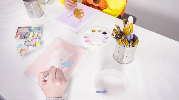 Niña Pintando Con Pintura Acrílica Sobre Lienzo Con Madre Para —  Fotos de Stock