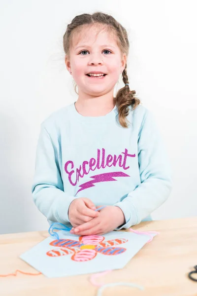 Bambina Che Impara Cucire Con Kit Cucito Artigianale Bambini — Foto Stock