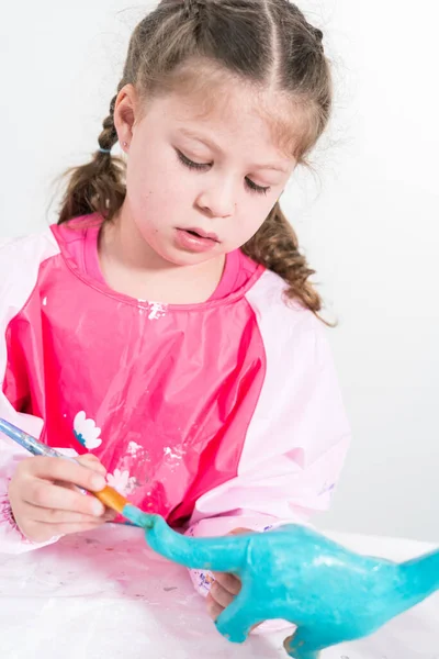 Hausaufgabenbetreuung Während Der Sperrung Der Covid Kleines Mädchen Bemalt Papiermaché — Stockfoto