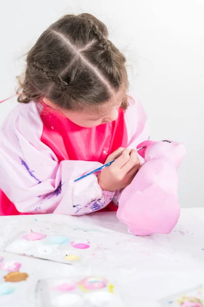 Studiare Casa Durante Isolamento Del Covid Bambina Pittura Figurina Coniglietto — Foto Stock