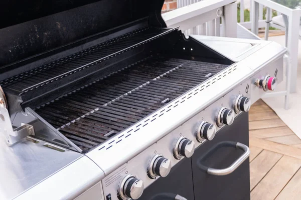 Reinig Zes Pits Gas Grill Klaar Voor Zomer Grillen — Stockfoto