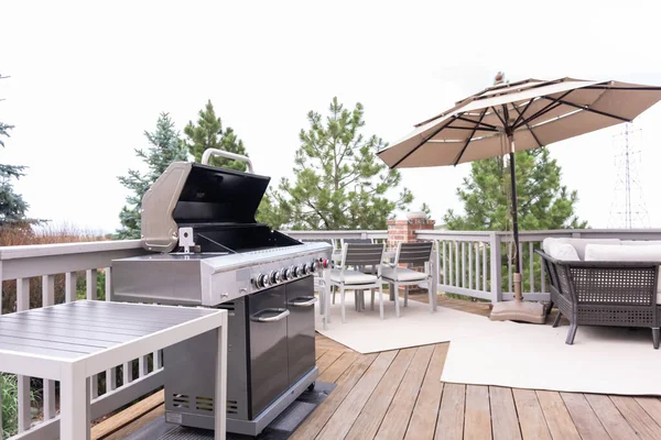 Outdoor Zes Pits Gas Grill Achterpatio Van Een Luxe Eengezinswoning — Stockfoto