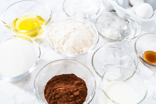 Uppmätta Ingredienser Glas Blandningsskålar För Att Förbereda Choklad Cupcake — Stockfoto