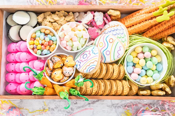 Paskalya Şekerleri Kurabiyeler Şekerlemelerle Şarküteri Kurulumu — Stok fotoğraf