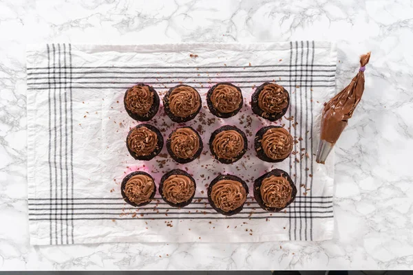 Flach Lag Piping Schokolade Ganache Zuckerguss Auf Schokolade Cupcakes — Stockfoto