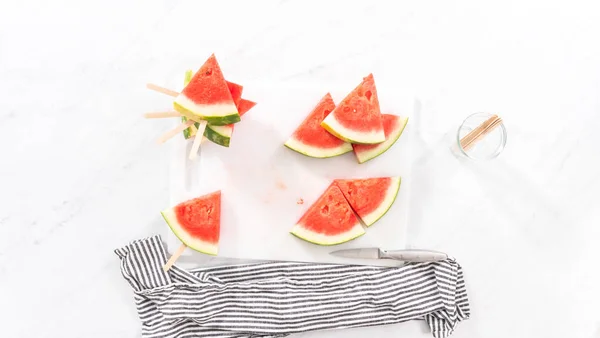 Plat Gelegd Snijden Gerijpte Rode Watermeloen Chili Limoen Watermeloen Pops — Stockfoto