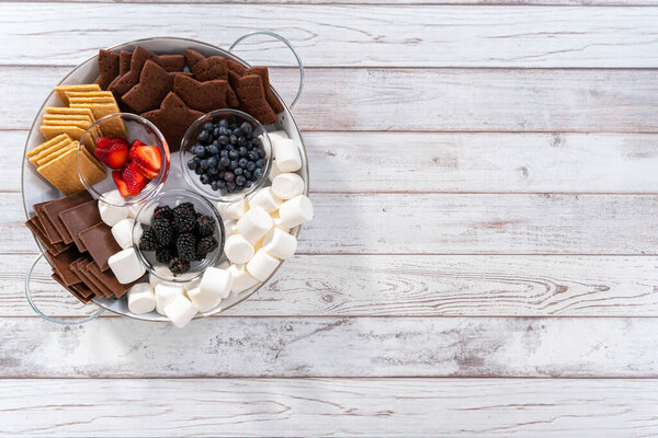 Организация фрукты с 'моры charcuterie доска на белый поднос.