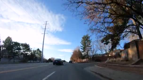 Fahren Auf Typischen Gepflasterten Straßen Einem Vorstädtischen Gehobenen Wohnviertel Amerikas — Stockvideo