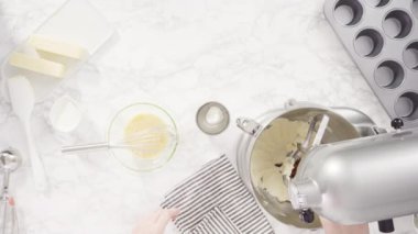 Malzemeleri metal bir karıştırma kabına karıştırıyorum. 