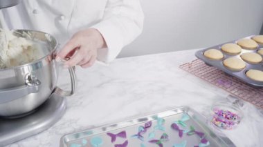 Vanilyalı kekleri süslemek için silikon kalıplı çikolata denizkızı kuyruğu yapıyorum..