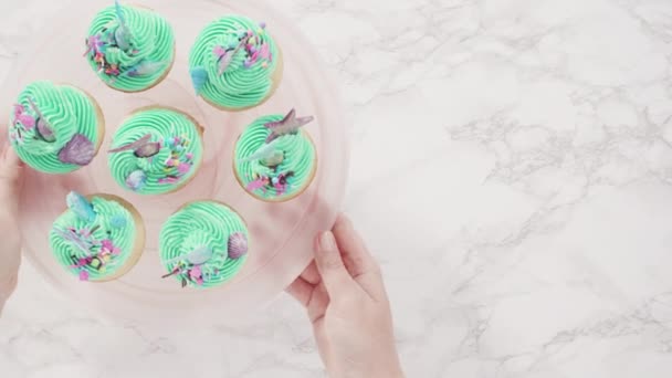 Decoración Cupcakes Vainilla Sirena Con Espolvoreos Colas Sirena Chocolate — Vídeo de stock