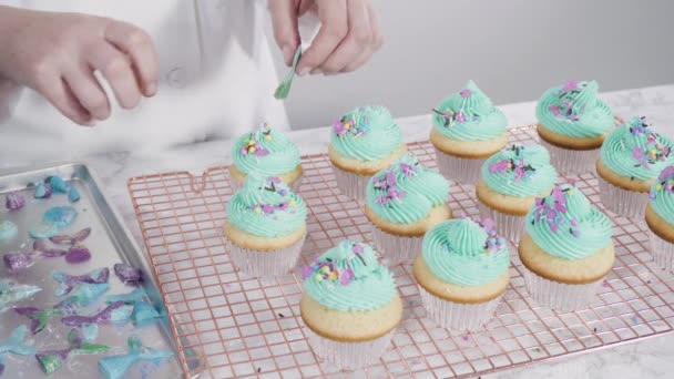 Decoración Cupcakes Vainilla Sirena Con Espolvoreos Colas Sirena Chocolate — Vídeo de stock