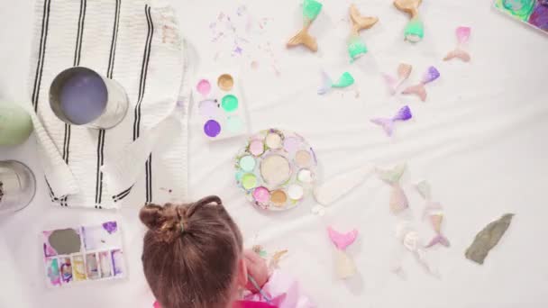 Menina Pintando Caudas Sereia Conchas Com Tinta Acrílica Para Decorar — Vídeo de Stock